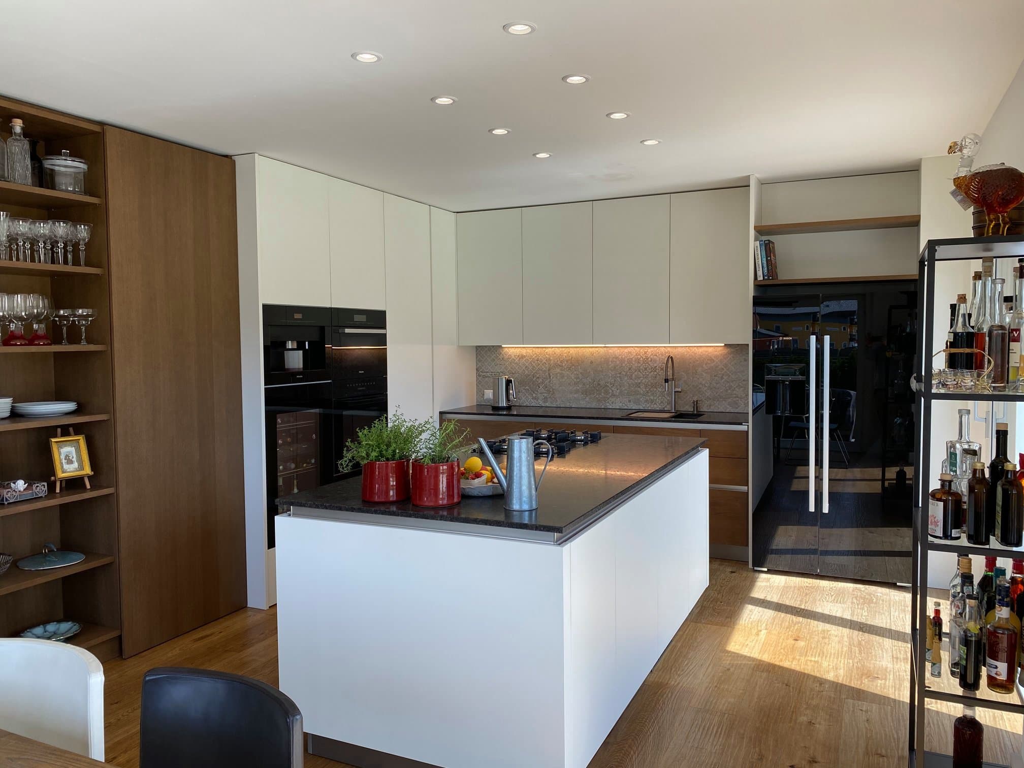 Moderne Küche mit Kochinsel