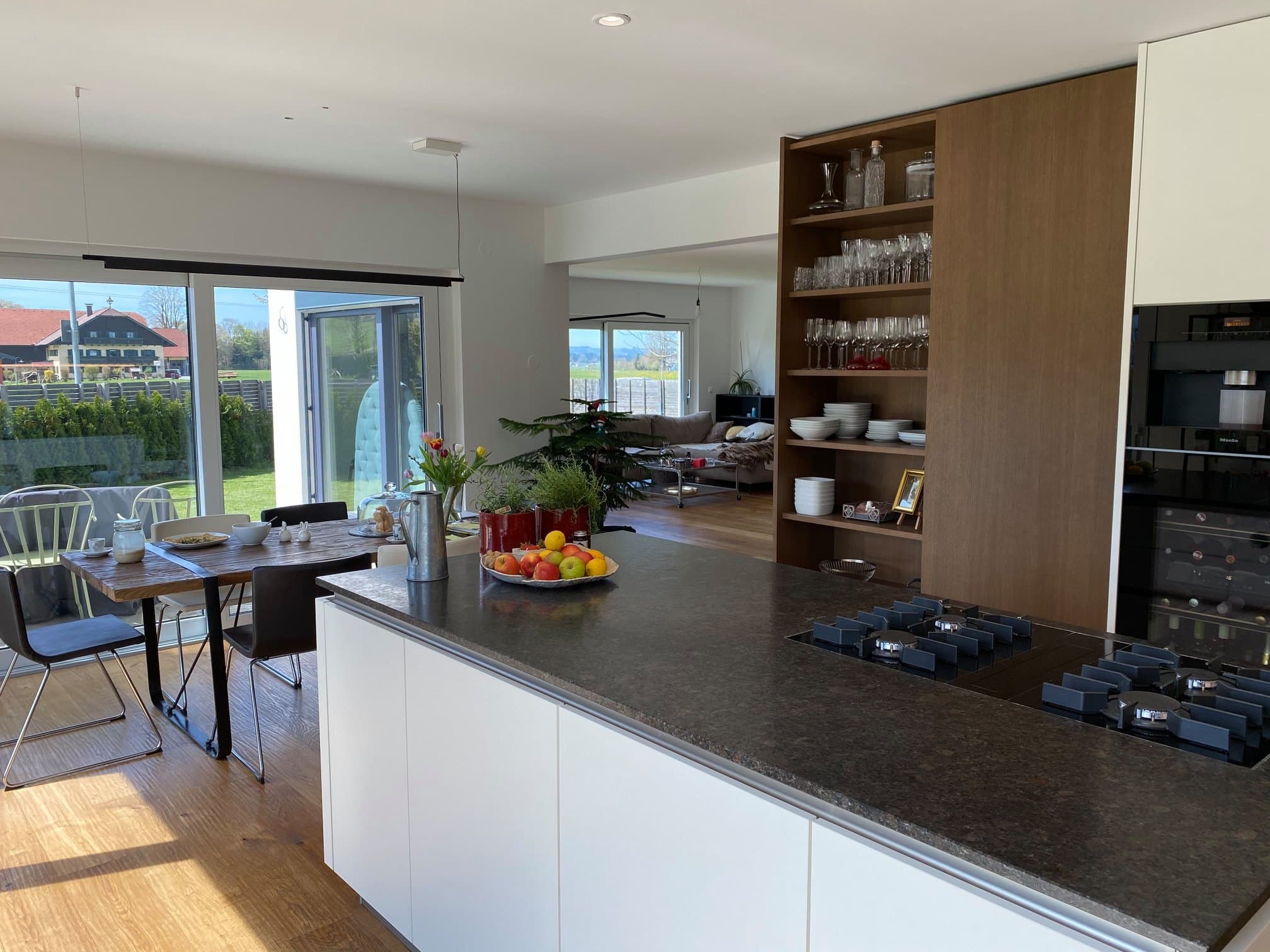 Moderne Küche mit Kochinsel