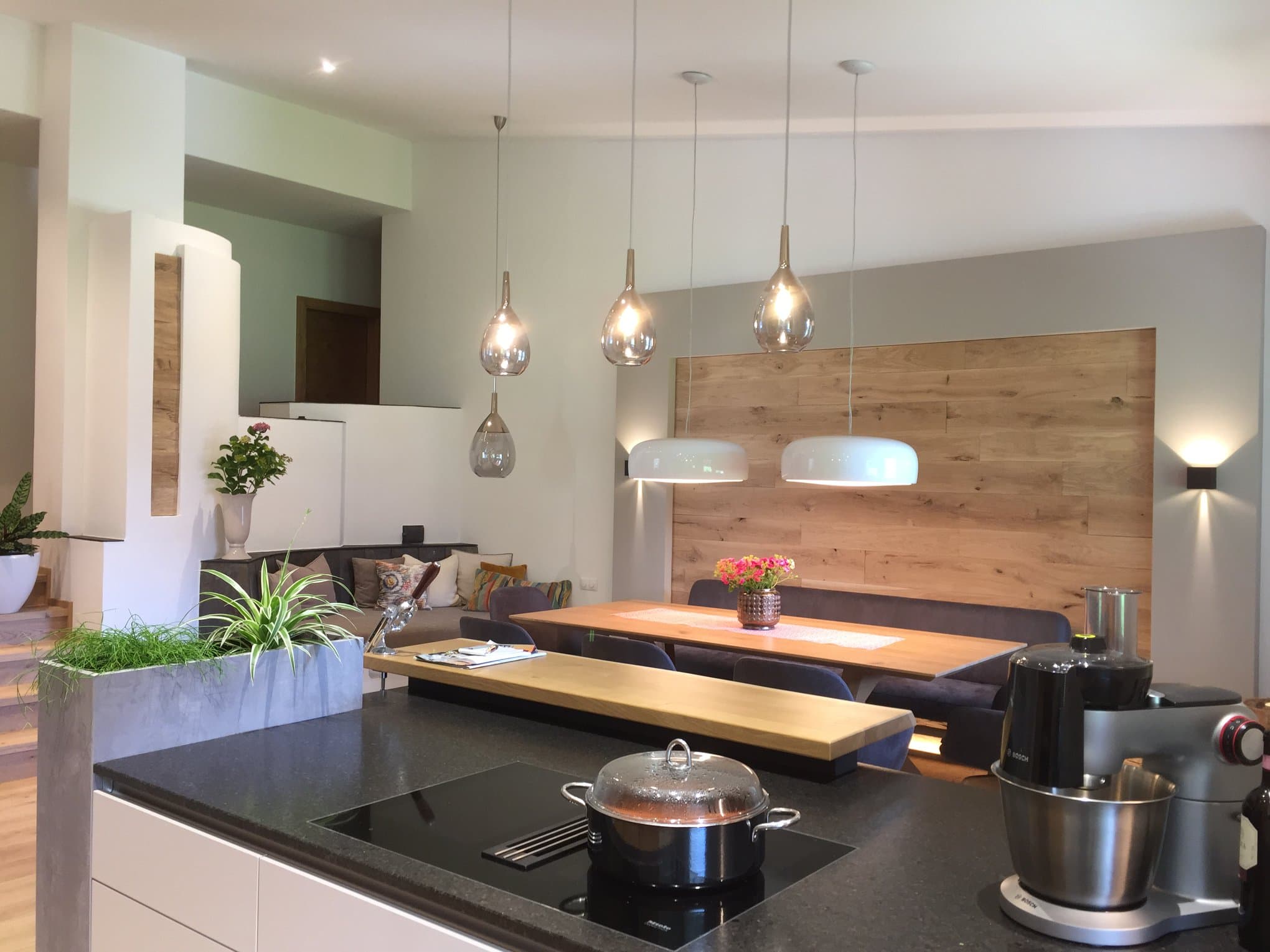 Offene Wohnküche und stilvoller Essbereich