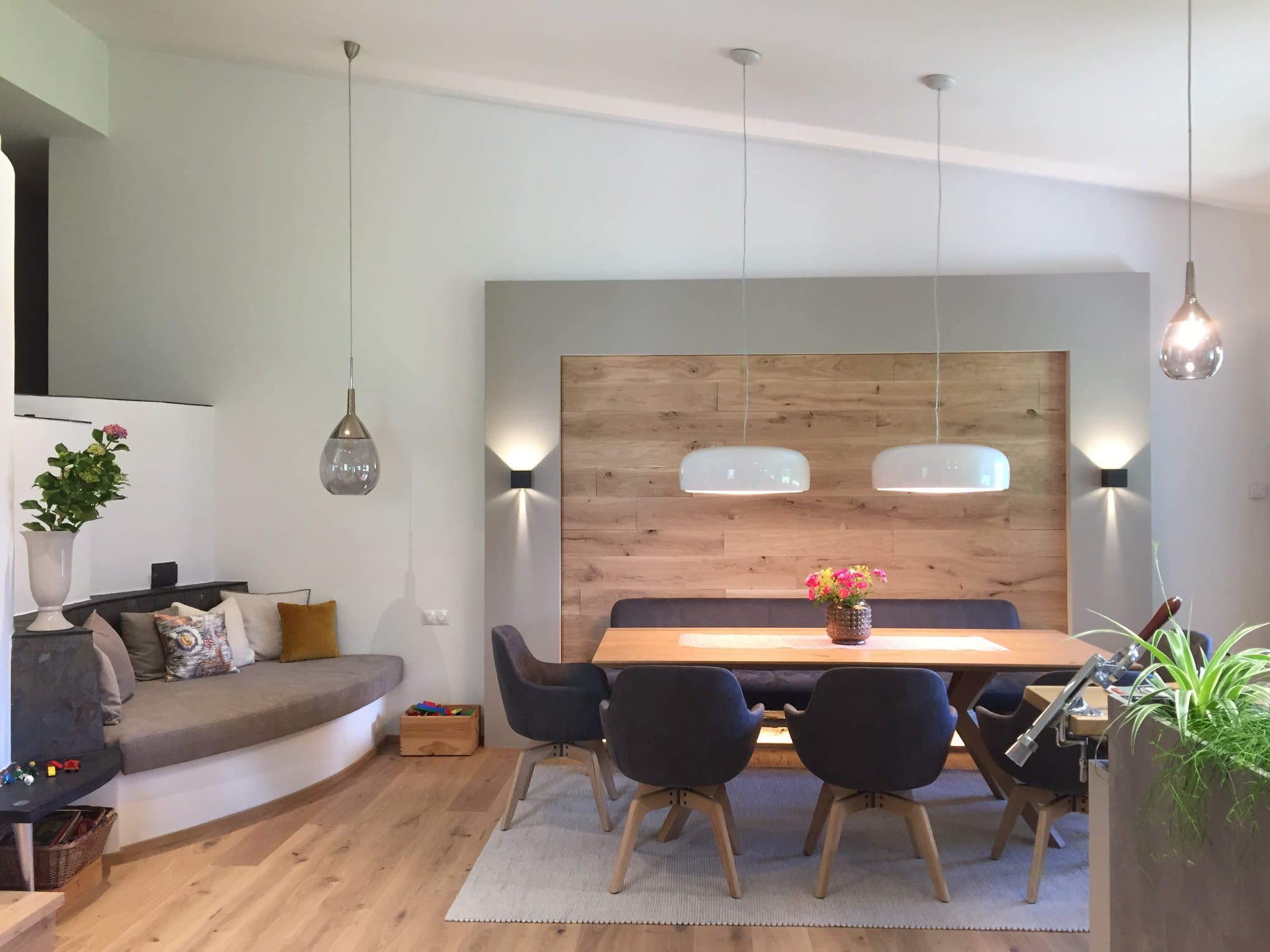 Offene Wohnküche und stilvoller Essbereich