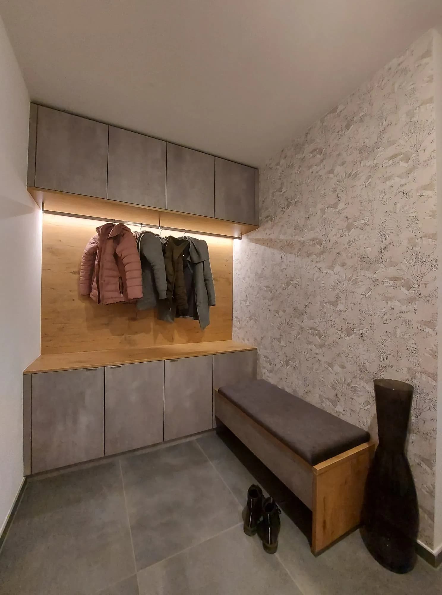 Gaderobe mit indirekter Beleuchtung
