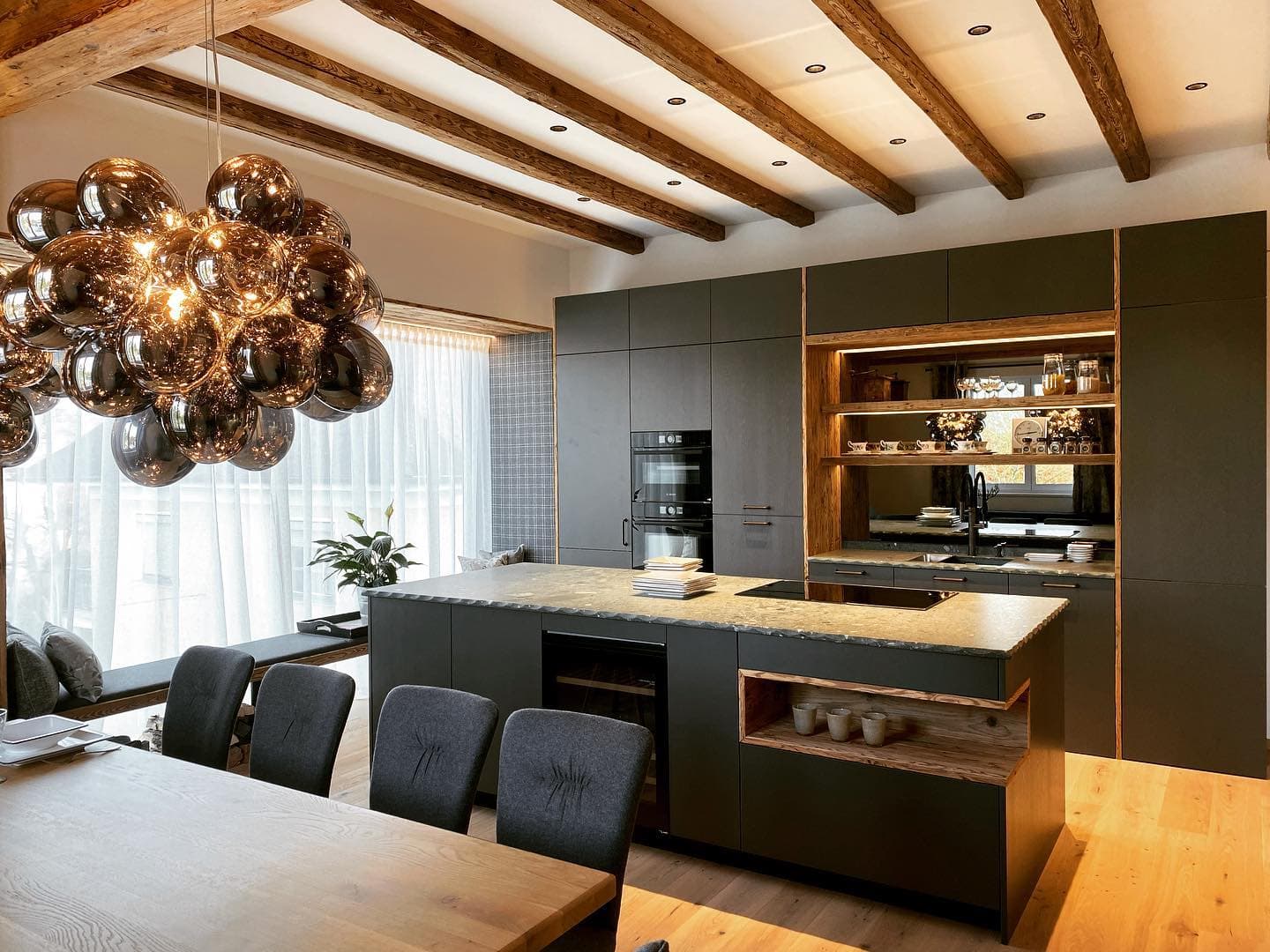 Puristische Küche mit großer Kochinsel