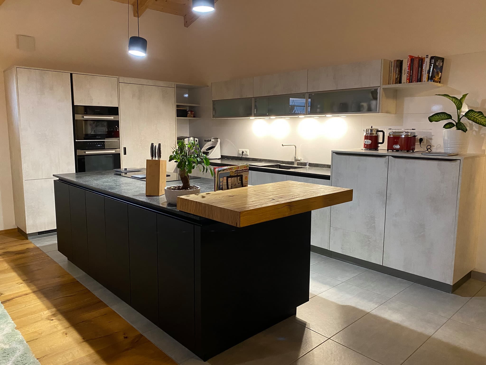 Küche in Betonoptik mit versteckter Speisekammer