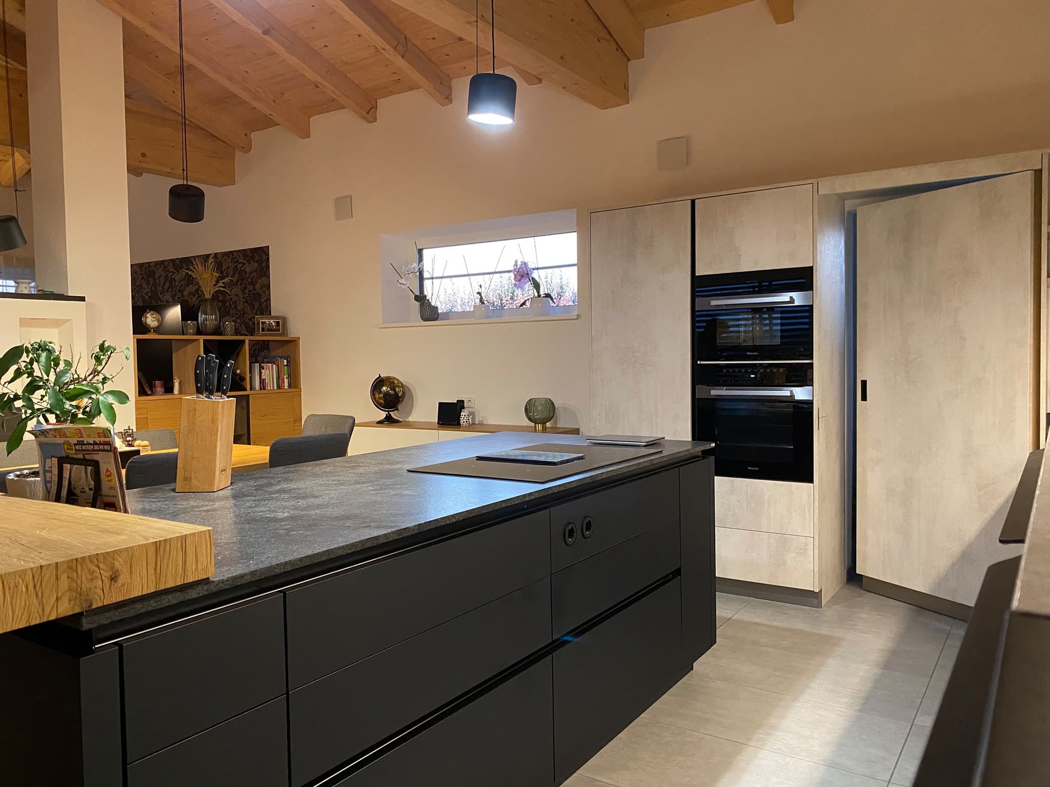 Küche in Betonoptik mit versteckter Speisekammer